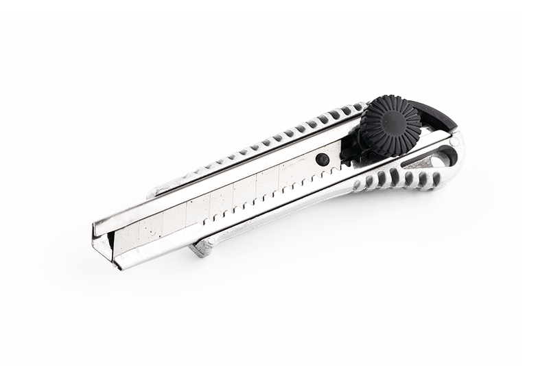 Ніж висувний 18 мм металевий прогумований гвинтовий замок СИЛА 400228