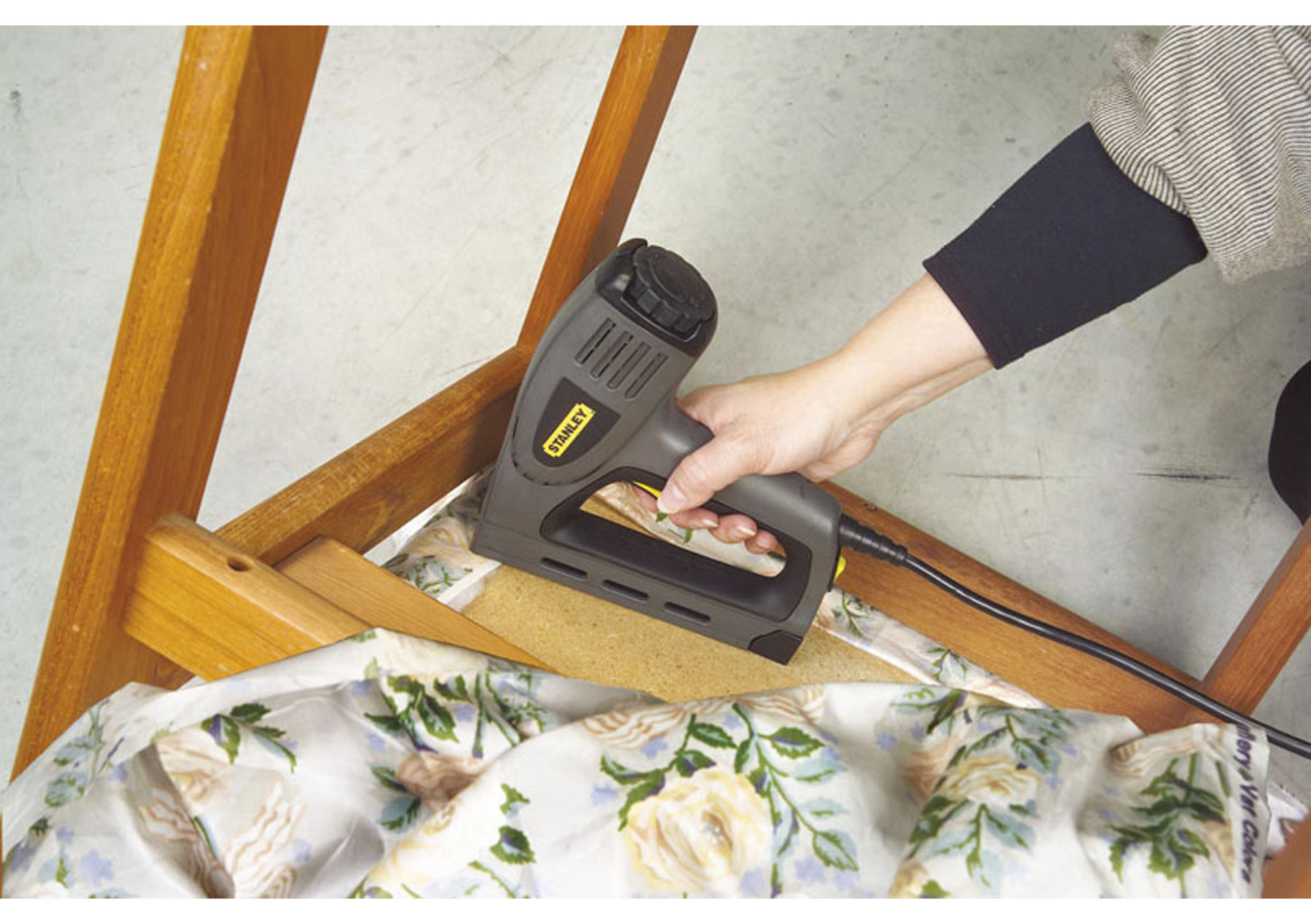 Степлер електричний (скобозабивний) STANLEYдля скоб G Н=6-14 мм цвяхів JL=12-15мм 6-TRE550